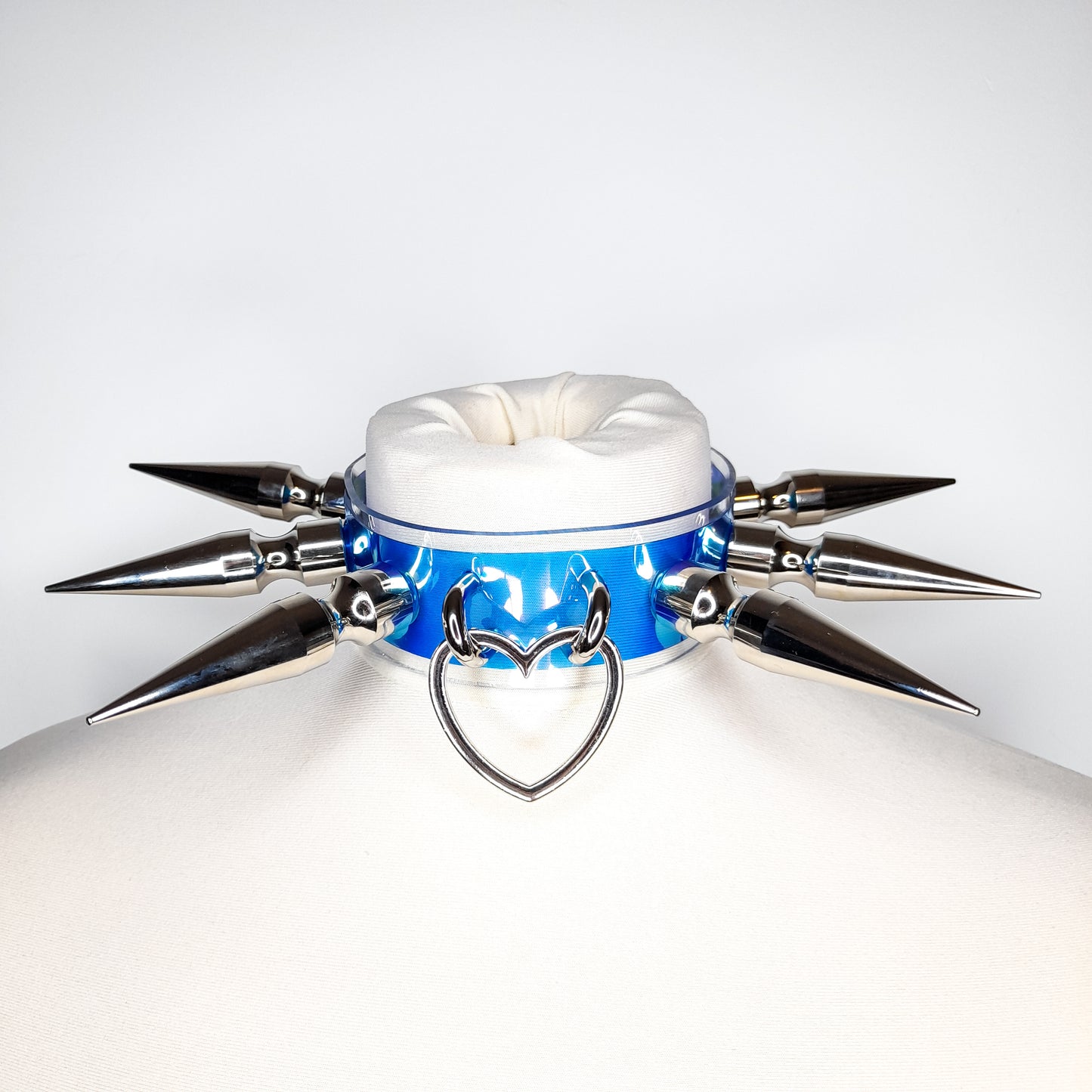 Heartbreaker Holografischer, riesiger, mit Stacheln besetzter Herzring-Halsband