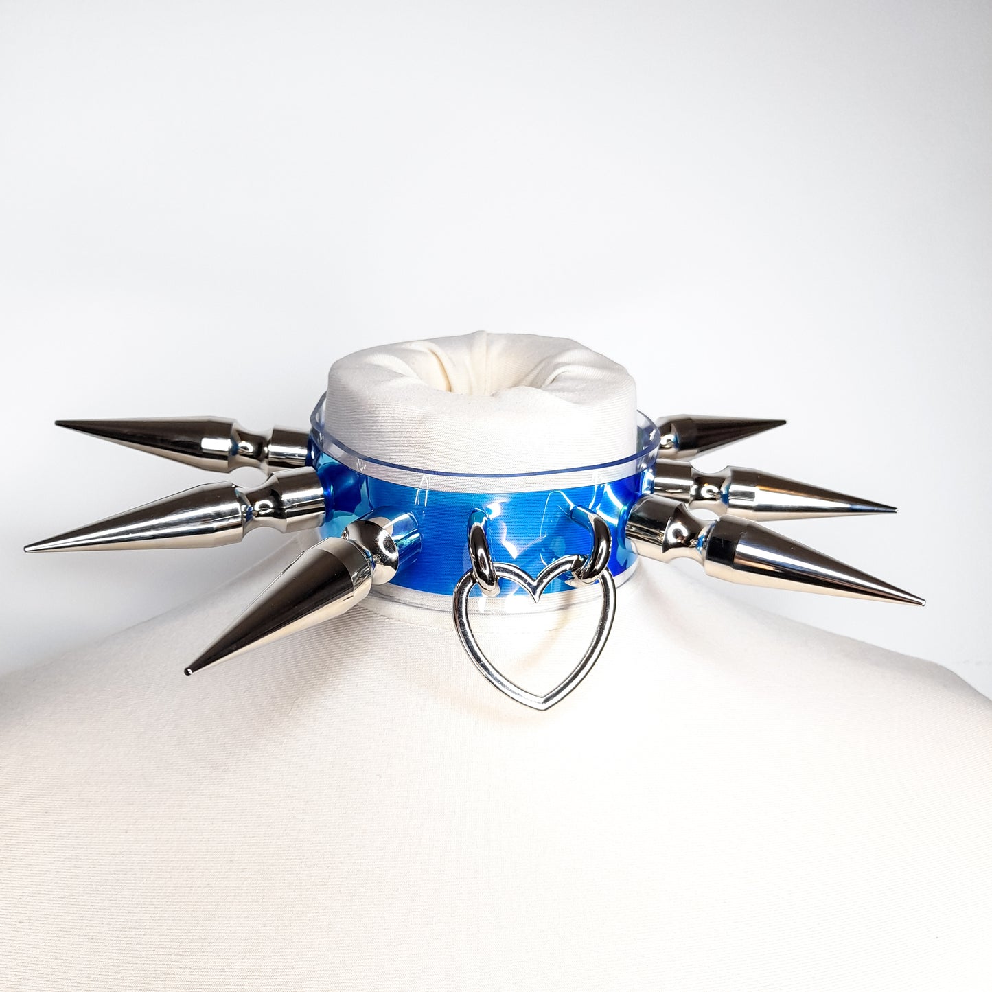Heartbreaker Holografischer, riesiger, mit Stacheln besetzter Herzring-Halsband