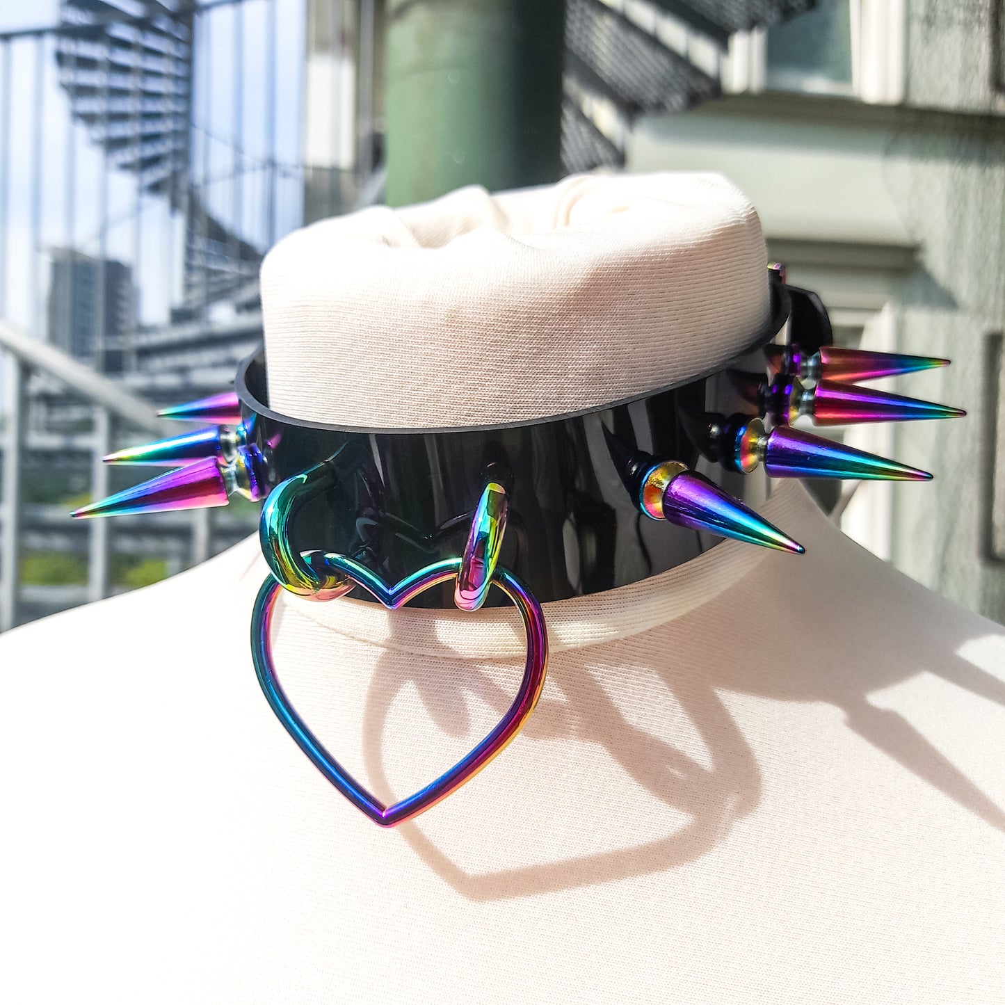 Wismuth Spikes Regenbogen-Herz-Ring-Halsband