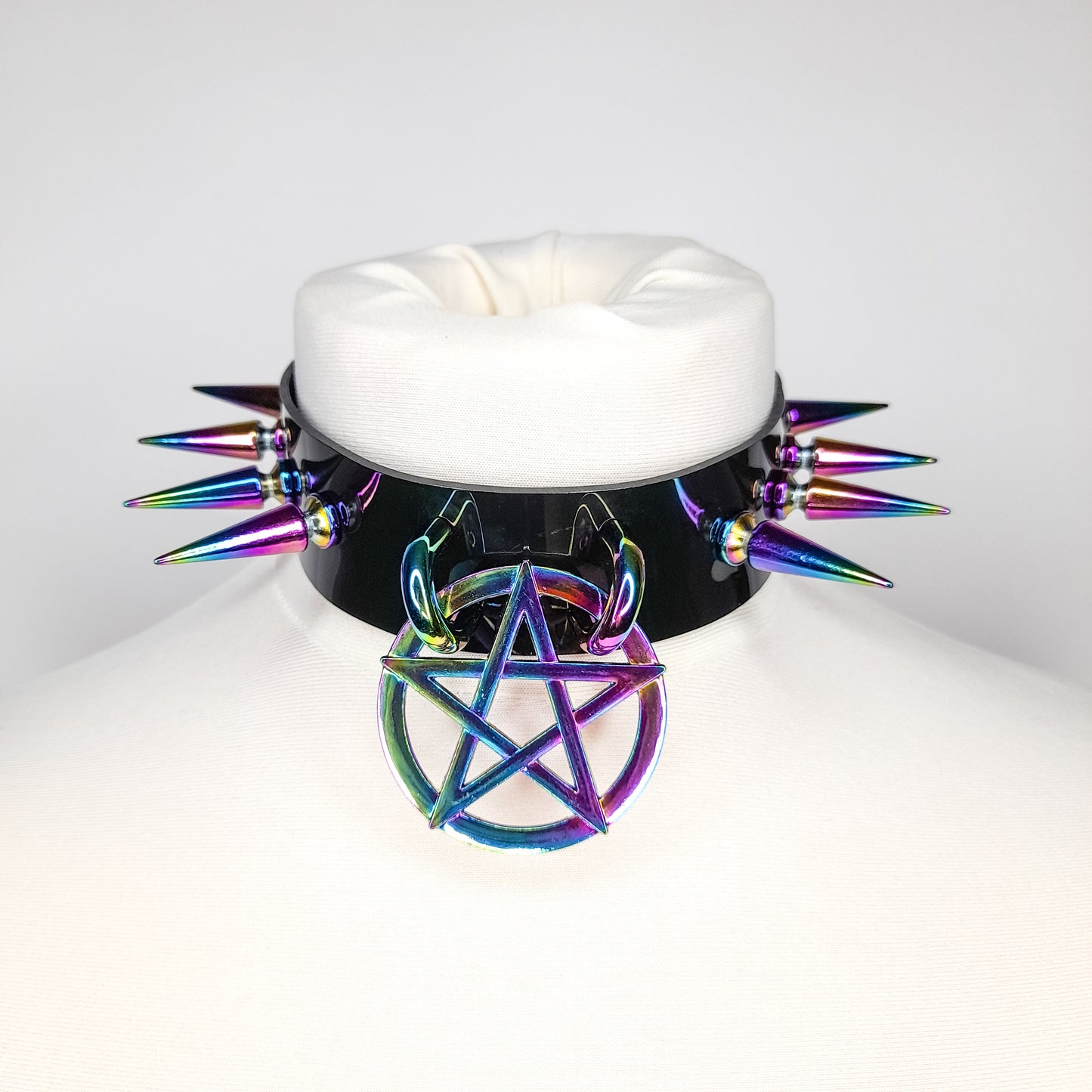 Diablo-Halsband mit Regenbogen-Pentagramm-Ring und Spikes