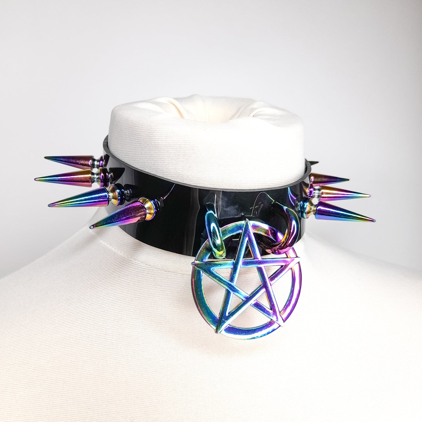 Diablo-Halsband mit Regenbogen-Pentagramm-Ring und Spikes