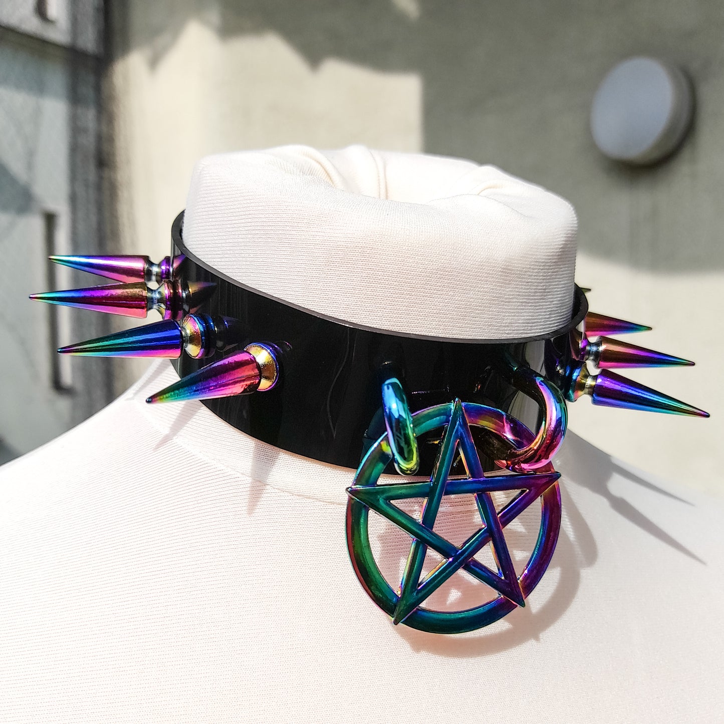 Diablo-Halsband mit Regenbogen-Pentagramm-Ring und Spikes