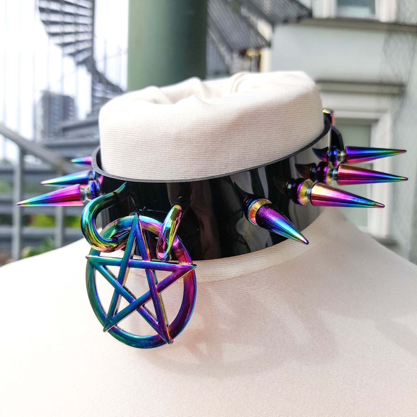 Diablo-Halsband mit Regenbogen-Pentagramm-Ring und Spikes